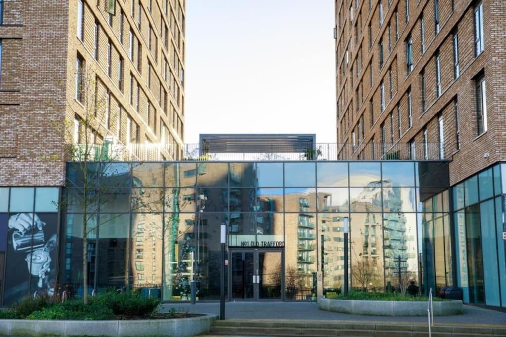 Modern Trafford 1Br Apartment-Free Parking-Cinema Room Манчестер Экстерьер фото