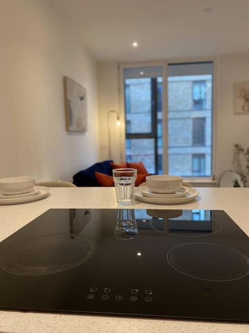 Modern Trafford 1Br Apartment-Free Parking-Cinema Room Манчестер Экстерьер фото