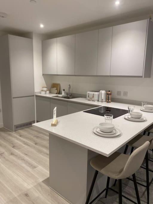 Modern Trafford 1Br Apartment-Free Parking-Cinema Room Манчестер Экстерьер фото