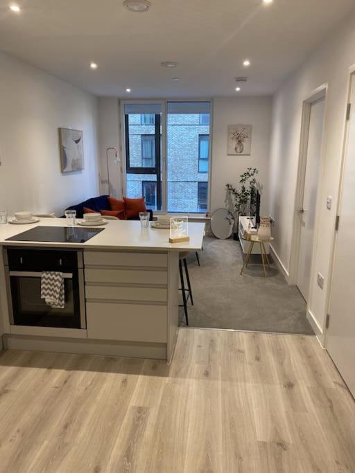 Modern Trafford 1Br Apartment-Free Parking-Cinema Room Манчестер Экстерьер фото