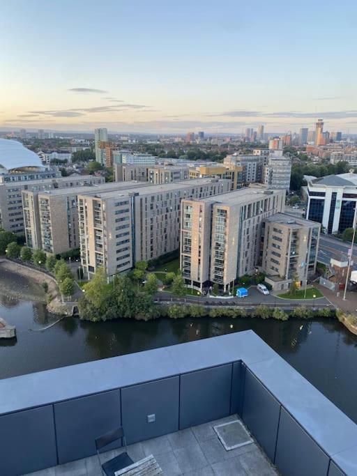 Modern Trafford 1Br Apartment-Free Parking-Cinema Room Манчестер Экстерьер фото