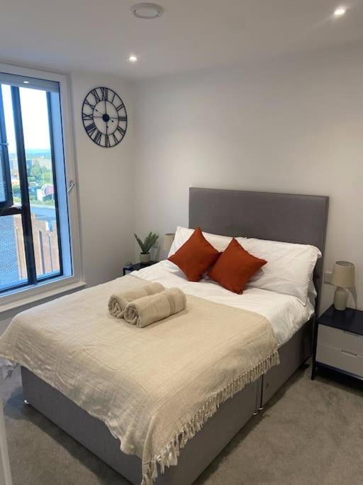 Modern Trafford 1Br Apartment-Free Parking-Cinema Room Манчестер Экстерьер фото