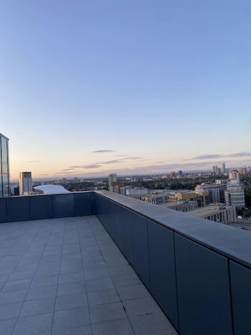 Modern Trafford 1Br Apartment-Free Parking-Cinema Room Манчестер Экстерьер фото