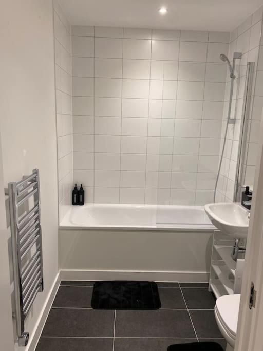 Modern Trafford 1Br Apartment-Free Parking-Cinema Room Манчестер Экстерьер фото