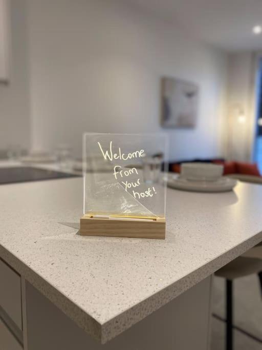 Modern Trafford 1Br Apartment-Free Parking-Cinema Room Манчестер Экстерьер фото