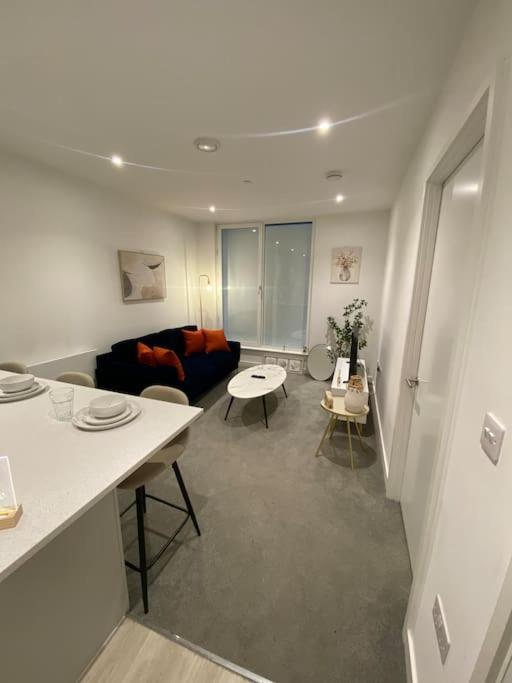 Modern Trafford 1Br Apartment-Free Parking-Cinema Room Манчестер Экстерьер фото
