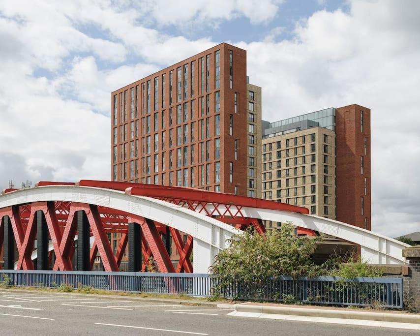 Modern Trafford 1Br Apartment-Free Parking-Cinema Room Манчестер Экстерьер фото