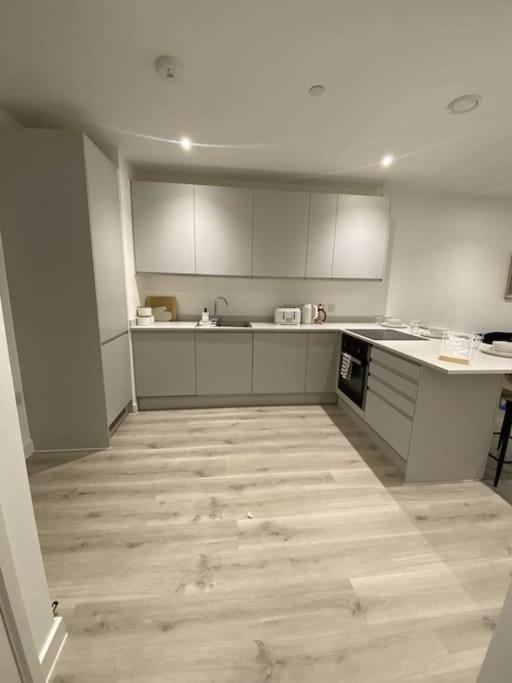 Modern Trafford 1Br Apartment-Free Parking-Cinema Room Манчестер Экстерьер фото