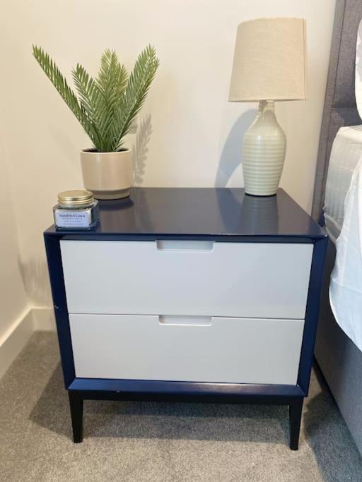 Modern Trafford 1Br Apartment-Free Parking-Cinema Room Манчестер Экстерьер фото